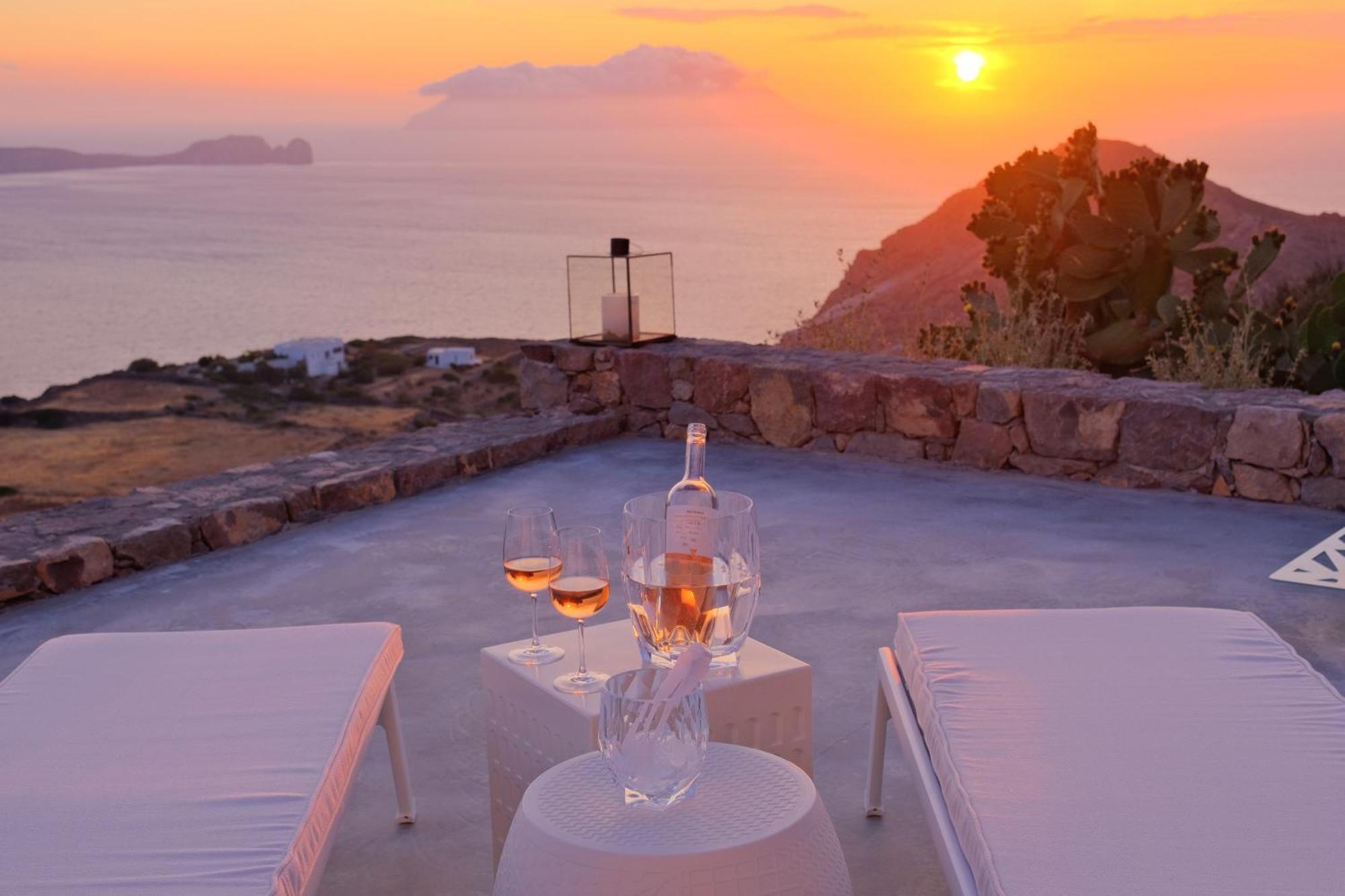 פלאקה Odyssey Rock Milos Sunset Suites חדר תמונה