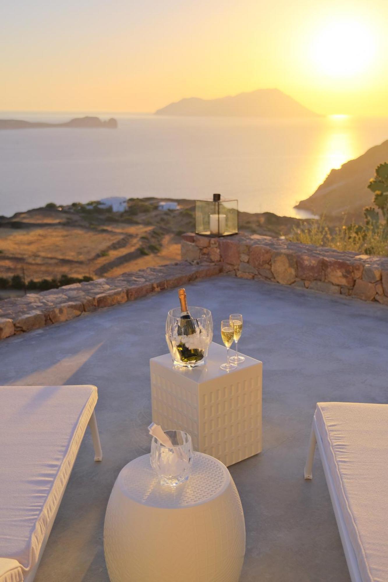 פלאקה Odyssey Rock Milos Sunset Suites חדר תמונה